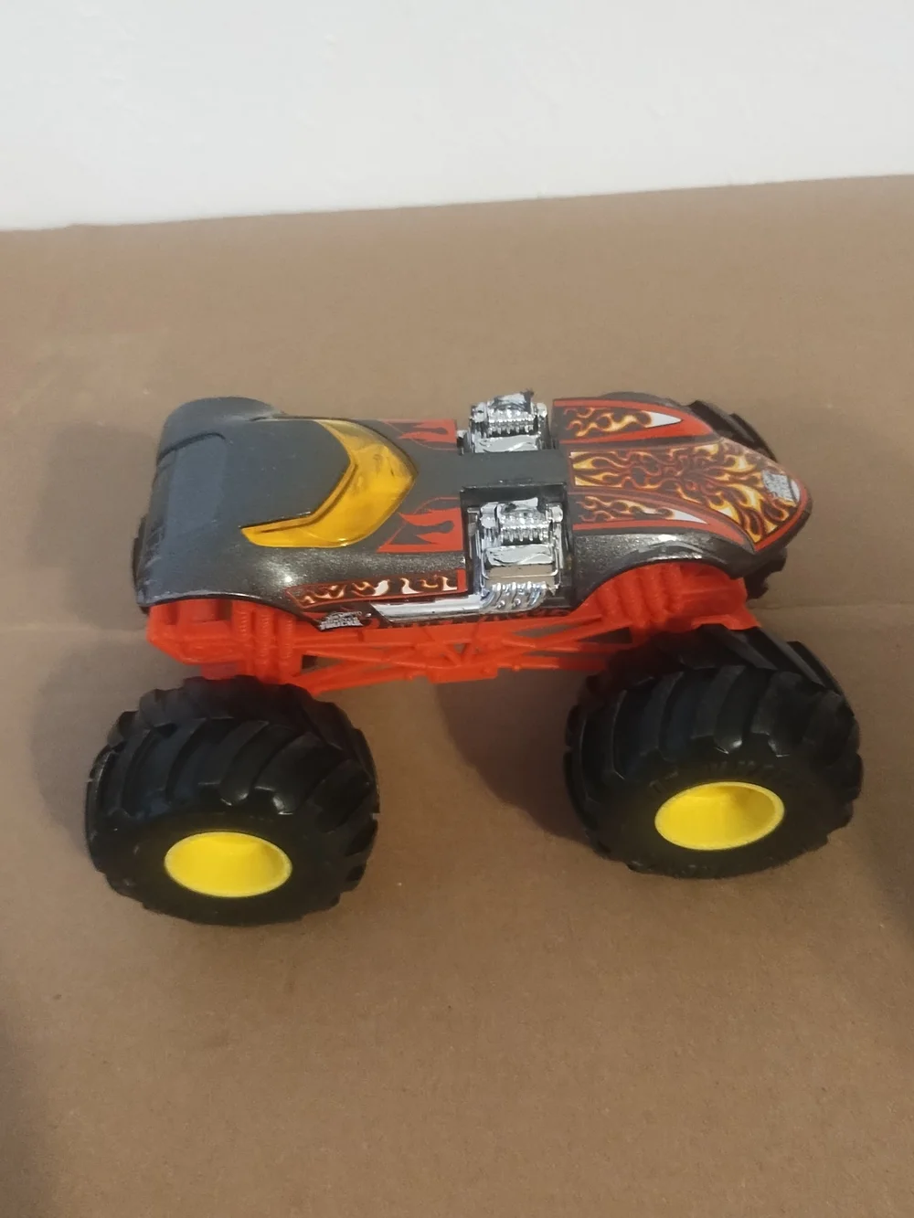 Hot Wheels - Monster Trucks Oversized (Twin Mill) / Toys some scratches